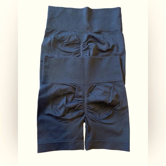 BUNDLE 2 Pair of Scrunch Shorts 12.00      5.95 shipping too! 👀 BNWOT Junior's - Picture 4 of 9